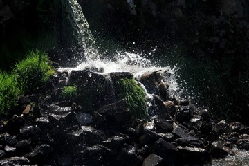 éclaboussure au pied d'une cascade