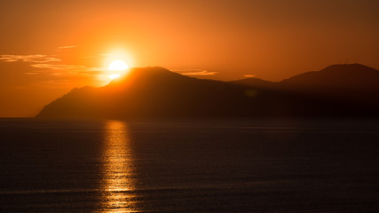 Fototapeta premium Mallorca - Sonnenaufgang hinter den Bergen