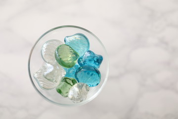 淡い神秘的なグラスに入ったガラス細工　Glass work in a pale mysterious glass