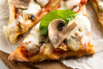 Fette di pizza ai funghi 