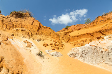 Wünderschöne rote Sanddüne und Sandformation in unterschidlichen Farben.