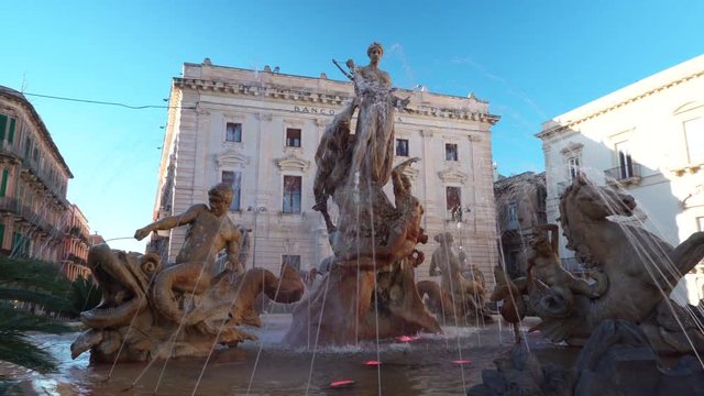 ITALY, Sicily, Diana's Fountain :pan of fountain and building, Ortigia Syracuse