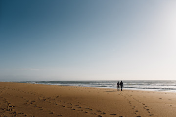 Obraz premium Walking on the beach
