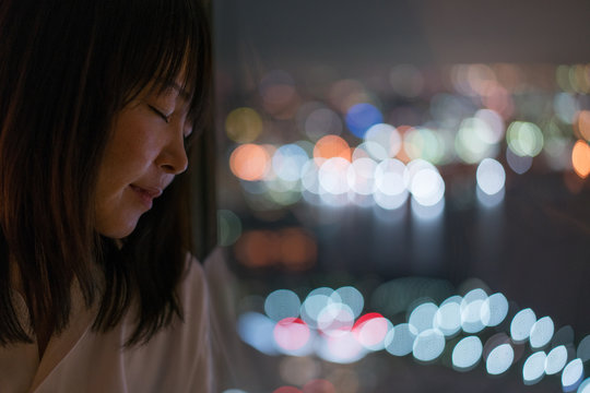 night portrait at window side 夜の窓際の女性 