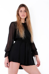 Frau im schwarzen sexy Kleid Porträt