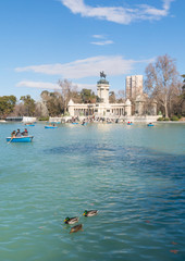Obraz premium People enjoying a boat ride on the pond in El Retiro Park in Madrid, Spain.
