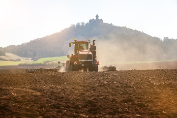 Traktor mit Pflug, Kettenschlepper in der Modernen Landwirtschaft