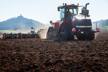 Obraz premium Traktor mit Pflug, Kettenschlepper in der Modernen Landwirtschaft