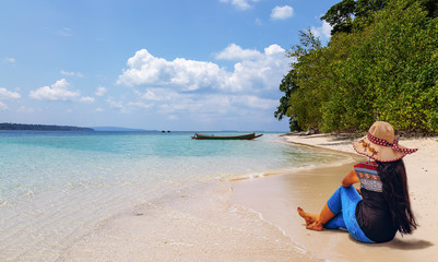 Obraz premium Young female tourist enjoy sea beach view at North Bay Island Andaman India.