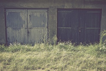 Drewniane drzwi garażowe © Luka_S