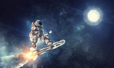 Fotobehang UFO Astronaut die donkere hemel surft. Gemengde media