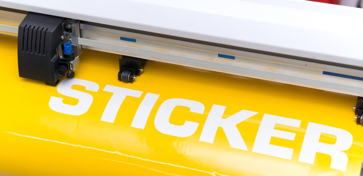 Schneideplotterschneidet Sticker aus Klebefolie