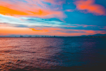 Obraz premium Colorful vivid orange sunset over a calm ocean