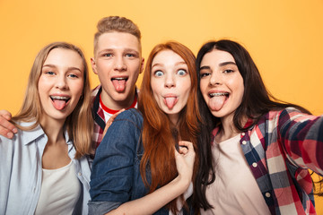 Fototapeta premium Grupa podekscytowanych szkolnych przyjaciół