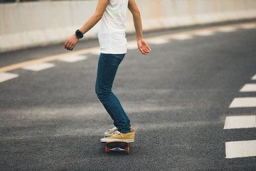 Skateboarder sakteboarding on highway