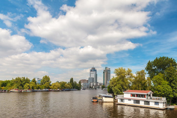 Fototapeta premium Rzeka Amstel i biura obszaru Amsterdam Amstel