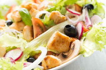 Insalata mediterranea di pollo e verdure fresche 
