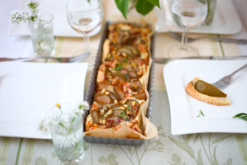 Herzhafte Käse-Birnentarte