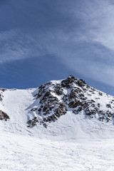 Fototapeta na wymiar Gipfel in Sicht mit Felsen unter blauem Himmel