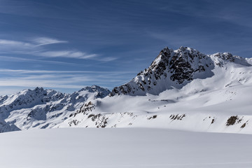 Fototapeta na wymiar Hochgebirge im Winter mit viel Schnee
