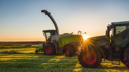 Fototapeten Traktor, der landwirtschaftliche Maschinen am sonnigen Tag arbeitet © AA+W