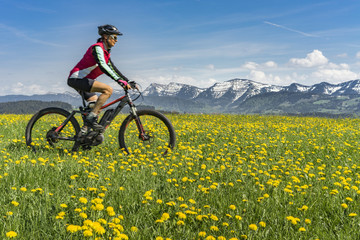 Seniorin unterwegs mit dem E-Mountainbike im Allgaeu,Bayern,Deutschland