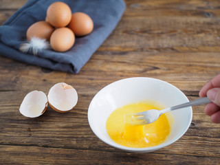 Eier in einer weißen Schüssel