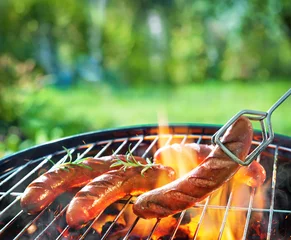 Crédence de cuisine en verre imprimé Grill / Barbecue Barbecue picnic on a meadow