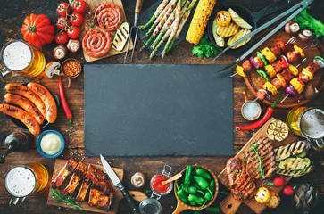 Crédence de cuisine en verre imprimé Grill / Barbecue Viande et légumes grillés sur une table en bois rustique
