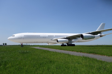 avion blanc au sol