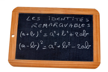 Identités remarquables écrites sur une ardoise