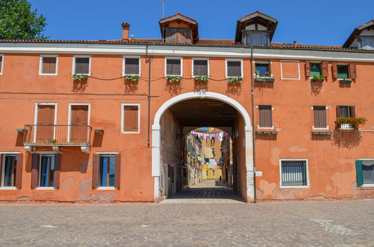 Linge &eacute;tendu au d&eacute;tour d'une rue &agrave; Venise, Italie