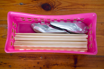 Aluminium spoon and plastic chopsticks