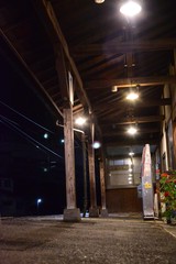 夜の駅舎