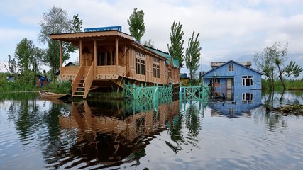 Hausboote und Häuser im Dal See in Kashmir, Indien