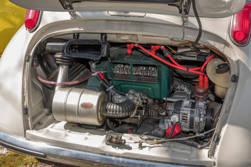 Fototapeta premium 旧車のエンジンルーム engine compartment of a old vehicle