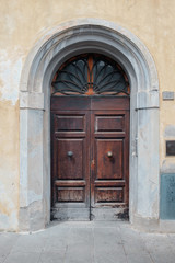 Fototapeta na wymiar Ancient wooden door in Italy