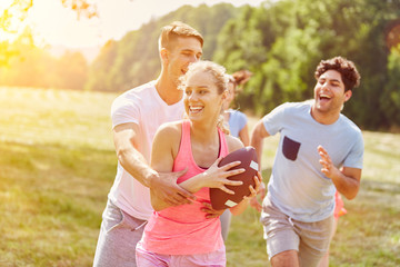 Gruppe Teenager beim Rugby spielen