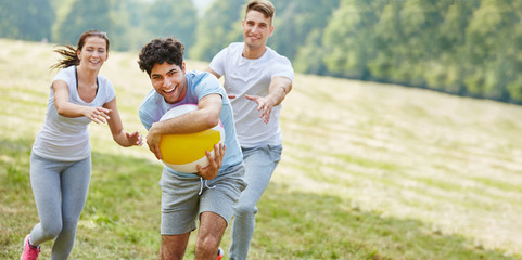 Teenager Freunde spielen Ball im Sommer