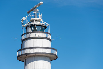 leuchtturm mit antennen und Radaranlage