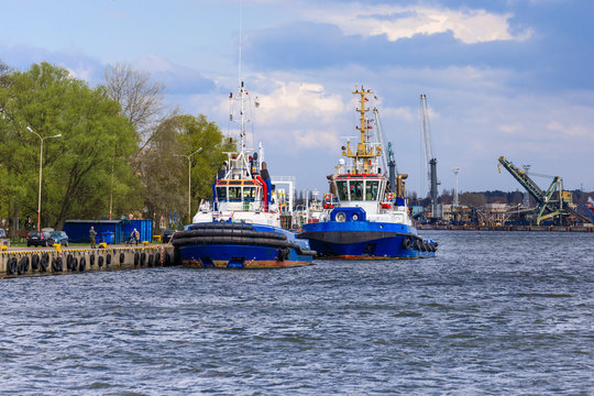 Zwei Schlepper blau und weiß im Hafen an der Ostsee