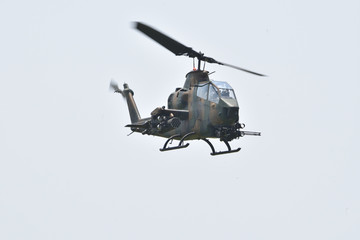 飛行する対戦車ヘリコプター