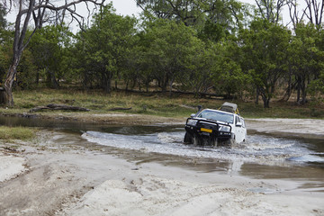 Geländewagen in Afrika bei Wasserdurchquerung, Botswana Namibia Simbabwe © Wolf van Houzen