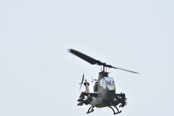 Fototapeta na wymiar 飛行する対戦車ヘリコプター