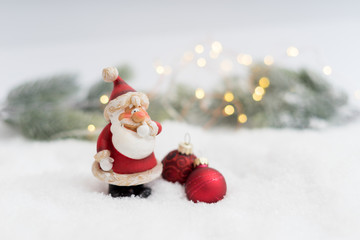 Im Schnee steht der Weihnachtsmann