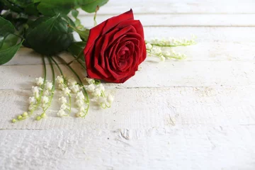 Foto auf Acrylglas Rote Rose mit Maiglöckchen © Martina