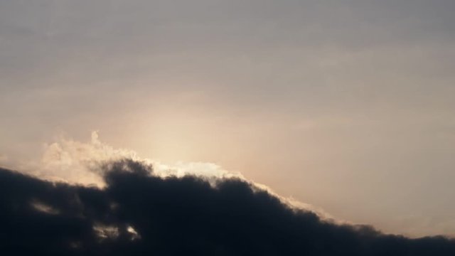 黒い雲と太陽の光