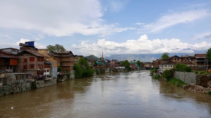 Fototapeta na wymiar Srinagar Stadtansicht, Häuser und Gebäude in Kashmir, Indien