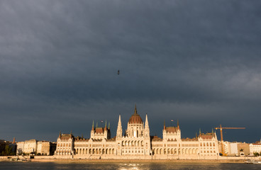 Panoram Blick auf Parlament in Budapest, Ungern, mit dunklen Himmel.
