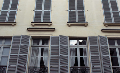 Fototapeta na wymiar Bottom view of a building in Paris showing French / Parisian architectural style.